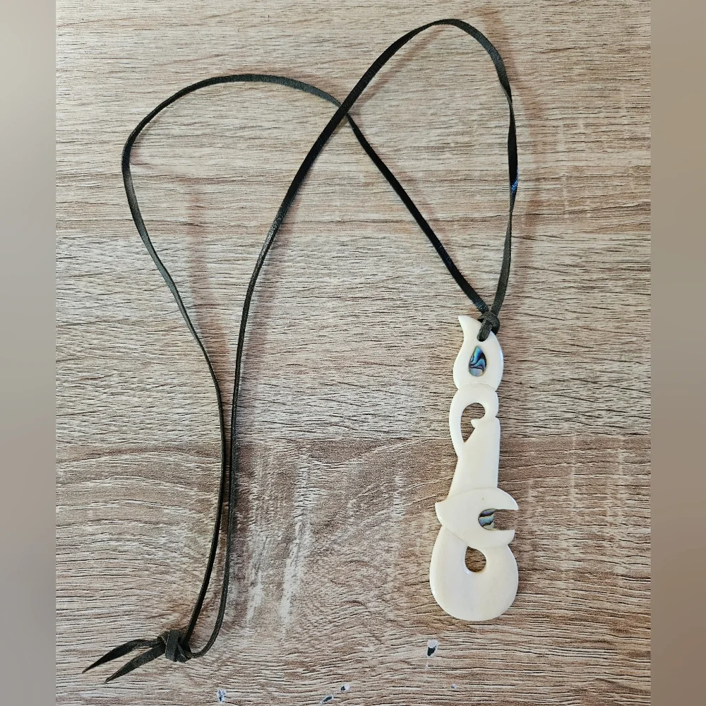 Polynesian Hand Carved Bone Fish and Abalone With Black Leather Chain - Picture 2 of 7